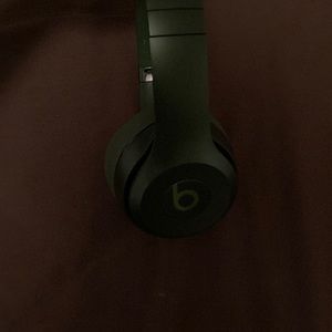 BRAND NEW GREEN BEATS WITH THE ADAPT PIECE
